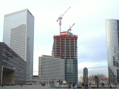 Paris La Défense - Quartier Danton (Courbevoie) - Tour T1 en cours de construction vue du parvis par Bouygues Bâtiment Île-de-France. Deux grues à tour et le coffrage auto-grimpant du noyau fourni par Hünnebeck