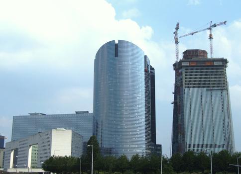 Paris-La Défense - Tour Granite en cours de construction à côté des tours de la Société Générale