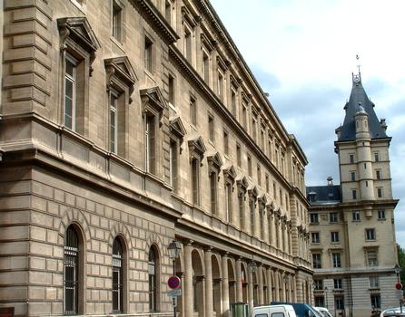 Paris - Palais de Justice - Ancienne Préfecture de Police: Façade sur le quai des Orfèvres construite par les architectes Gilbert et Diet de 1862 à 1868
