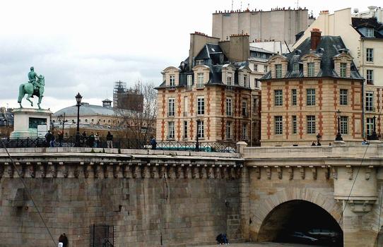 Paris - Île de la Cité - Entrée de la rue Dauphine, le pont Neuf et la statue du roi Henri IV