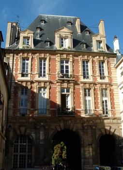 Paris - Place des Vosges - Pavillon du Roi - Vu de la rue de Birague
