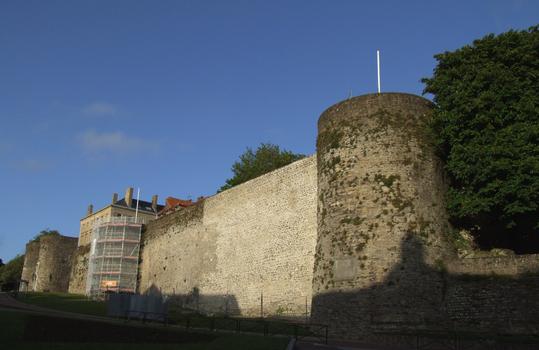 Boulogne-sur-Mer - Remparts de la ville haute - Vue depuis la tour Gayette jusqu'à la porte des Dunes