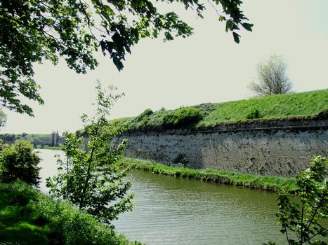 Calais - Citadelle - L'entrée côté ville protégée par une demi-lune et un canal