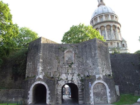 Boulogne-sur-Mer - Remparts de la ville haute - La porte de Calais et le dôme de la cathédrale-basilique Notre-Dame-et-Saint-Joseph