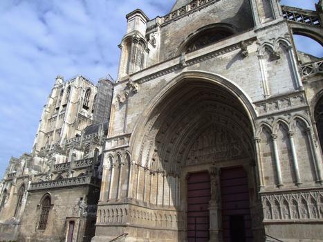 Saint-Omer - Cathédrale Notre-Dame - Extérieur avec le portail sud