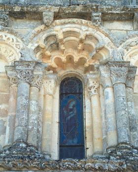 Petit-Palais-et-Cornemps - Eglise Saint-Pierre - Façade occidentale - Fenêtre avec voussures polylobées de l'étage moyen