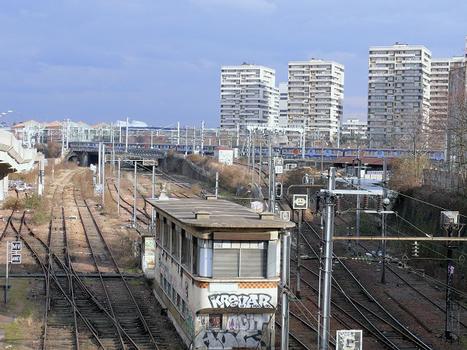 Petite Ceinture de Paris - Les voies de chemin de fer près de la porte d'Aubervilliers dans le 19 ème arrondissement et la ligne de chemin de fer vers la gare de l'Est sur laquelle passe un train de banlieue
