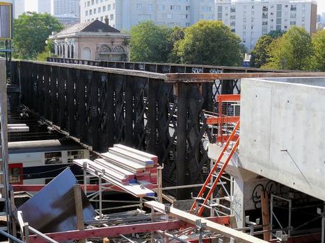 Petite Ceinture de Paris - Viaduc de franchissement des voies de la gare d'Orléans par la Petite Ceinture - Ouvrage en cours de démolition - reconstruction