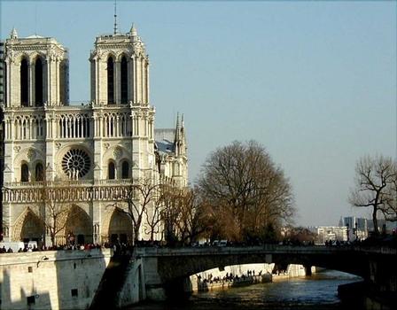 Petit Pont et Notre Dame de Paris à gauche