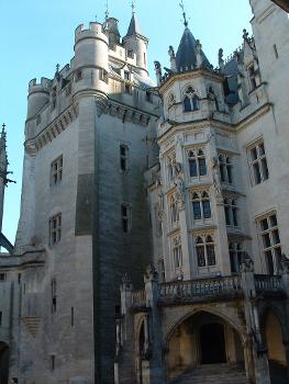 Château de PierrefondsDonjon et escalier d'accès aux appartements