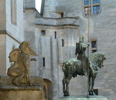 Château de PierrefondsLouis d'Orléans chevalier et statue de monstre
