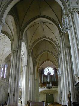 Cathédrale Saint-Pierre de Poitiers.Nef et orgue