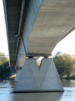 Pont-à-Mousson - Pont sur la Moselle du CD910b (deuxième pont sur la Moselle) - Culée enrive gauche avec escalier d'accès et viaduc d'accès au-dessus des voies ferrées