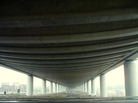 Pont-canal du Sart - Sous-face du tablier avec les poutres préfabriquées précontraintes transversales