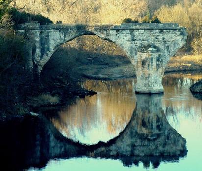 Ancien pont de Saint-Just sur l'Ardèche ruiné - La seule travée restante