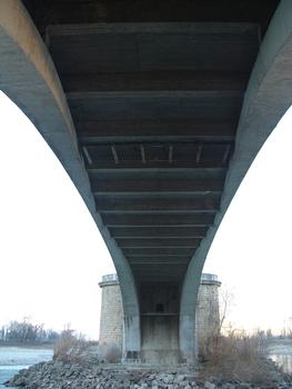 Pont-Saint-Esprit - Le pont Saint-Esprit - La passe marinière vue de dessous
