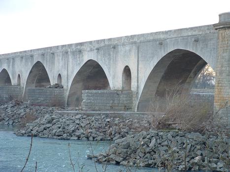 Pont-Saint-Esprit - Le pont Saint-Esprit - Piles et travées vues de l'amont