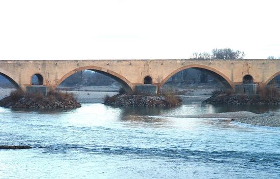 Pont-Saint-Esprit - Le pont Saint-Esprit - Piles et travées vues de l'aval