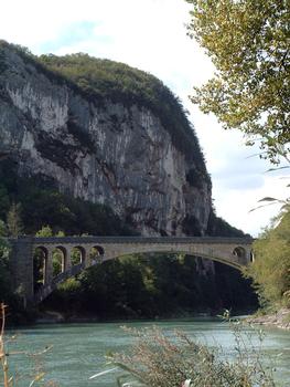 Pont de La Balme sur le Rhône - Le pont dans le défilé de Pierre-Châtel