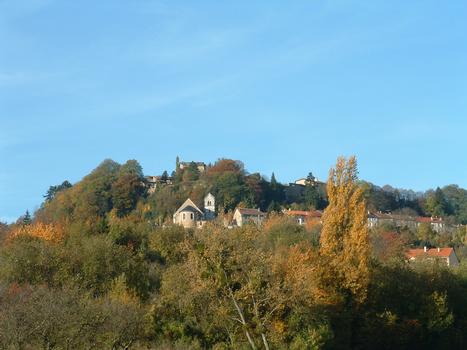 Prény - Château-fort - Le site avec le château au sommet de la butte