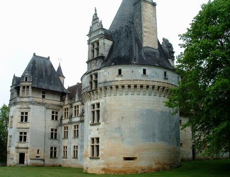 Villars - Château de Puyguilhem - Façade principale et ses tours