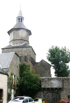 Besse-et-Saint-Anastaise - Tour du Beffroi et porte de la ville - Côté extérieur