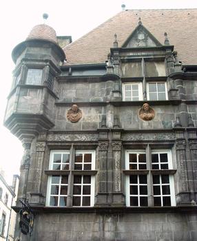 Riom - Maison des Consuls - Façade sur la rue de l'Hôtel de ville - Tourelle d'angle et détails de la façade