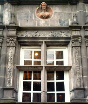 Riom - Maison des Consuls - Façade sur la rue de l'Hôtel de ville - Détails d'une fenêtre