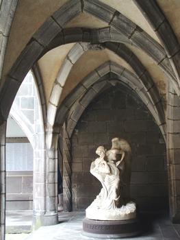 Riom - Hôtel de ville - Façade sur cour - Galerie avec la statue «Le baiser de la gloire»
