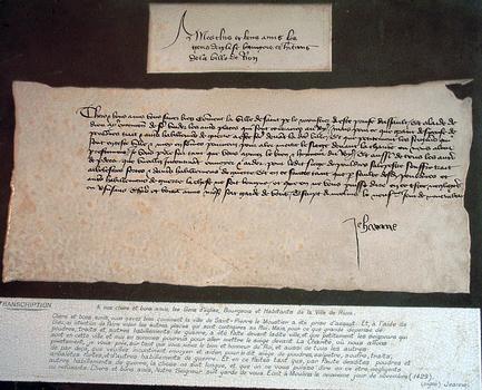 Riom - Hôtel de ville - Façade sur cour - Copie d'une lettre adressée par Jeanne d'Arc aux habitants de la ville de Riom demandant une aide pour le siège de la ville de La Charité