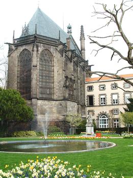 Riom - La Sainte-Chapelle construite pour le duc Jean de Berry - Vu du chevet à côté du Palais de Justice