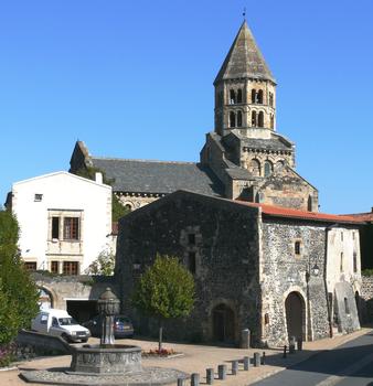 Saint-Saturnin - Eglise Saint-Saturnin - L'église vue de l'entrée du château