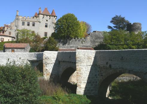 Saint-Amant-Tallende - le Vieux-Pont sur la Monne et le Château de Murol ou de la Tour Fondue avec son enceinte extérieure