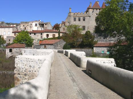 Saint-Amant-Tallende - le Vieux-Pont sur la Monne et le Château de Murol ou de la Tour Fondue avec son enceinte extérieure