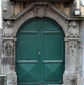 Riom - Hôtel Valette de Rochevert - Cariatides attribuées au sculpteur riomois Languille