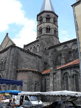Riom - Basilique Saint-Amable - Chevet et croisillon sud du transept jour de marché