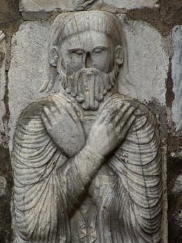 Arles-sur-Tech - Abbaye Sainte-Marie - Statue funéraire de Guillem Gaucelm, seigneur de Tellet, enterré le 10 avril 1211. La statue est attribuée à Ramon de Bianya, sculpteur du début du 13 ème siècle