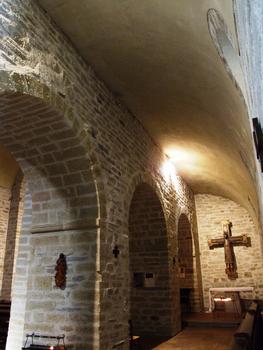 Chapelle de la Trinité - Nef latérale du 12ème siècle avec le Christ roman
