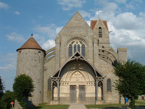 Rampillon - Eglise saint-Eliphe - Façade occidentale et tour de l'enceinte