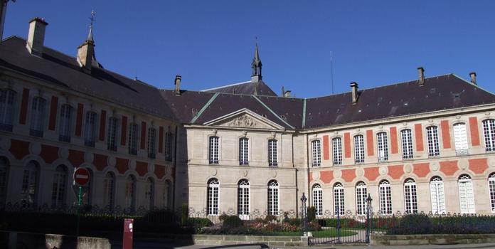 Remiremont - Palais abbatial (Hôtel de ville) - Façade sur le jardin des Olives