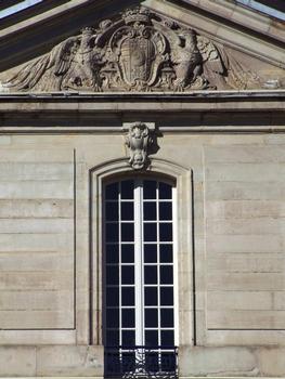 Remiremont - Palais abbatial (Hôtel de ville) - Façade sur le jardin des Olives - Pavillon central - Fenêtre et fronton