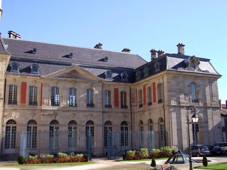 Remiremont - Palais abbatial - Façade sur la cour d'honneur, place Mesdames
