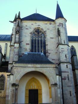 Remiremont - Eglise Saint-Pierre - Bras nord du transept avec porche Renaissance