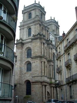 Rennes - Cathédrale - Une tour de la façade