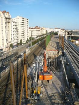 Lyon - Halte ferroviaire Jean-Macé - Mise en place des poteaux et des barrières de séparation entre les voies ferroviaires circulées et le chantier en cours de démolition partielle de l'ancien tablier