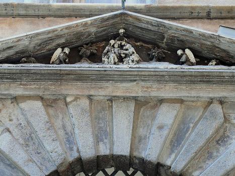 Lyon - Maison du Crible, Tour Rose - Le fronton triangulaire à refends du portail à colonnes annelées possède un décor sculpté représentant une adoration commandé en 1603 par François de Clapisson
