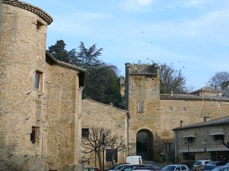 Etoile-sur-Rhône - Château de la Boisse - La porte dans l'enceinte donnant sur la place Léon Lérisse