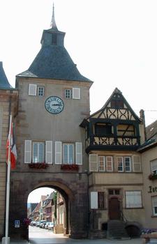 Rosheim - Enceinte de la Ville centrale - Porte de l'Horloge ou Zittgloeckel - A côté de l'Hôtel de ville