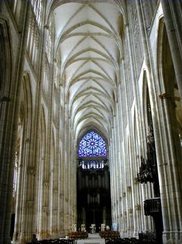 Abbatiale Saint-Ouen à Rouen.Nef vue de la croisée du transept