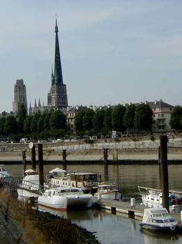 Cathédrale Notre-Dame, Rouen.Vue du port de l'île Lacroix